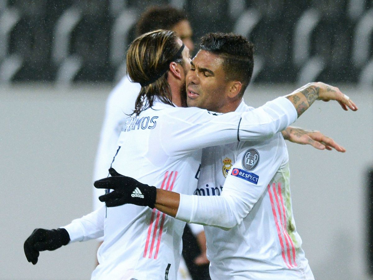 Foto: Sergio Ramos y Casemiro se abrazan en el gol del empate contra el Borussia Mönchengladbach. (Efe)
