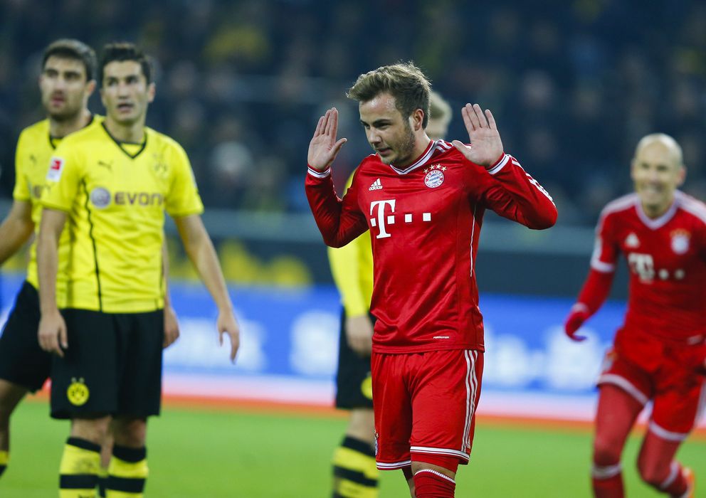 Foto: Mario Götze se disculpa con la que fuera su afición tras anotar el primer gol del partido. (Reuters).