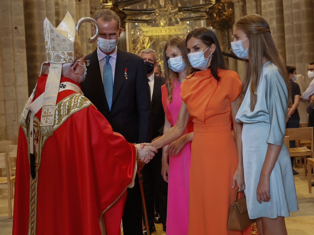 Foto: Los Reyes, la Princesa de Asturias y la infanta Sofía asisten a la ofrenda al apóstol Santiago. (EFE)