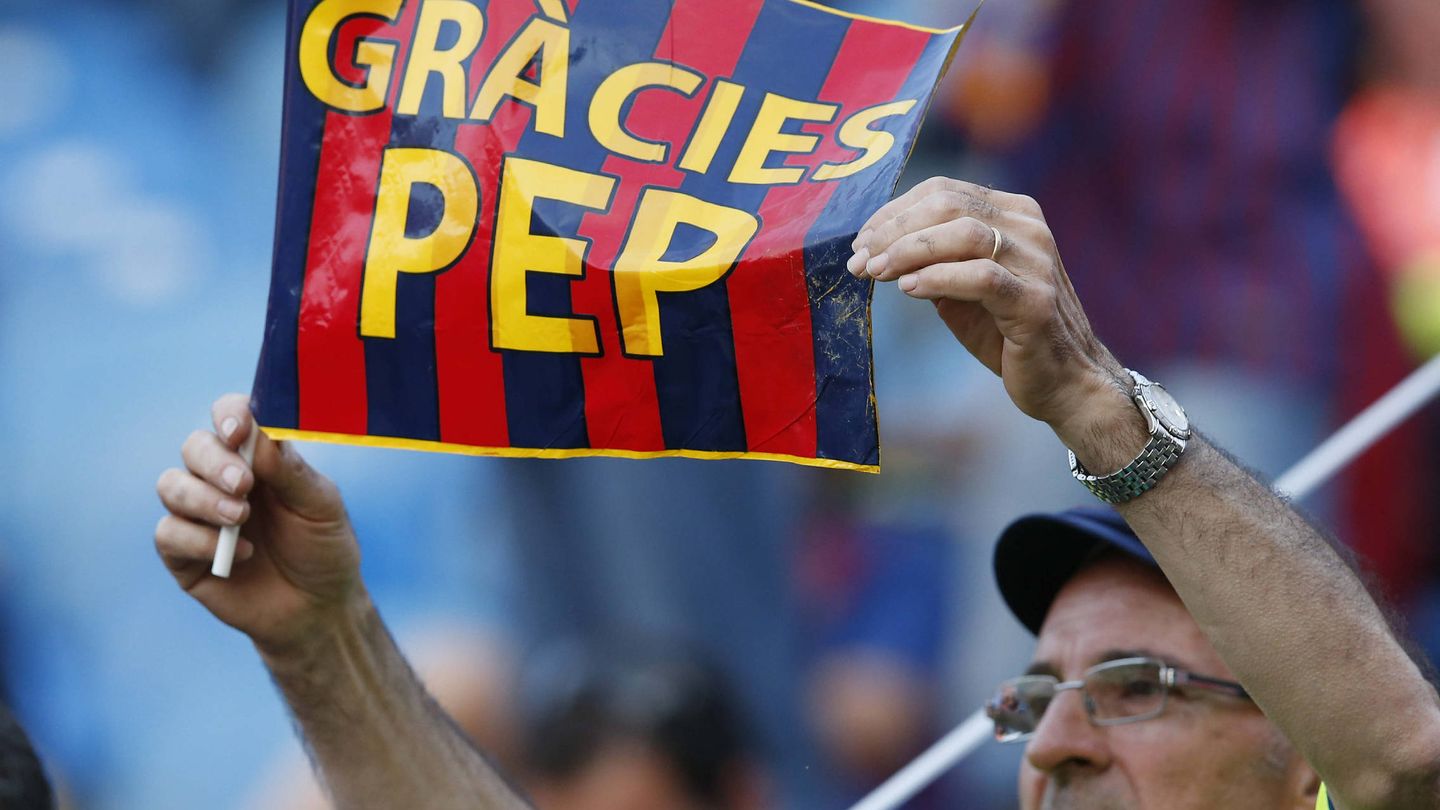 Un aficionado del FC Barcelona sostiene una pancarta de agradecimiento a Guardiola. (EFE)