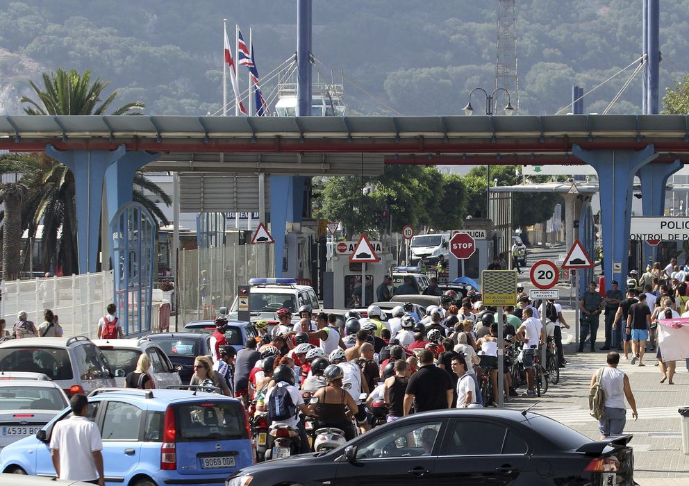 Foto: Los accesos a Gibraltar se colapsan hasta formarse colas de dos horas por la intensificación de los controles policiales en la frontera. (EFE)