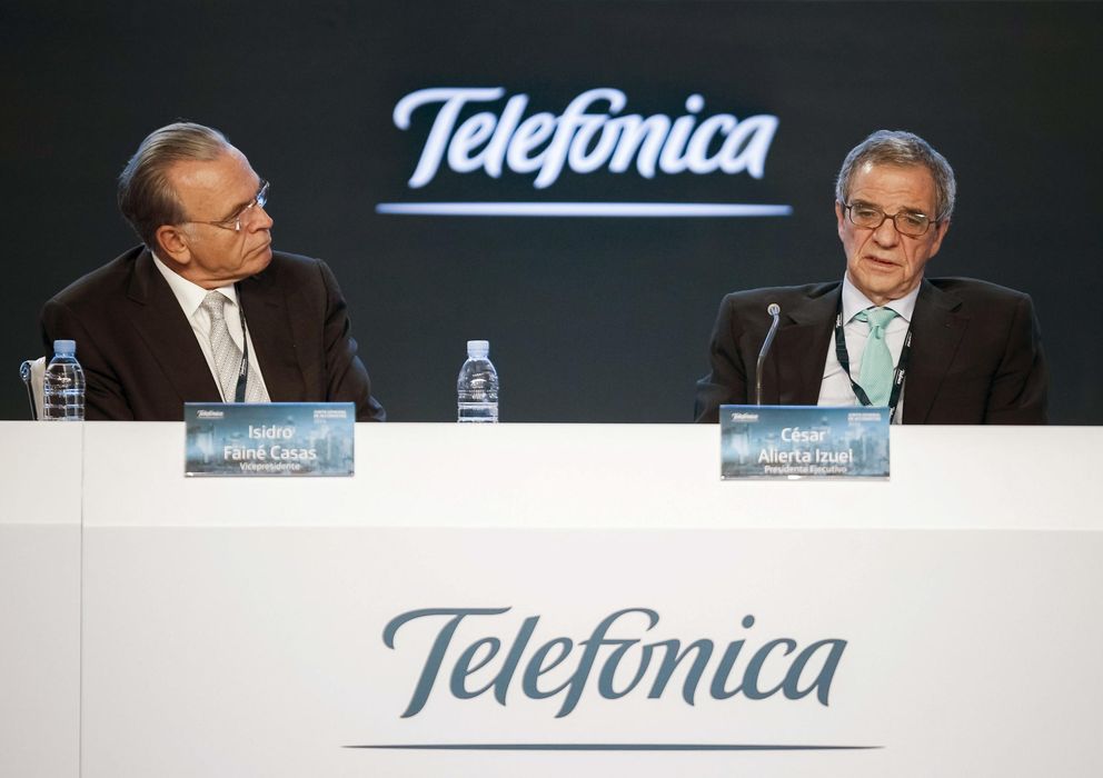 Foto: El presidente de Telefónica, César Alierta (d), durante la junta de accionistas del grupo. (EFE)