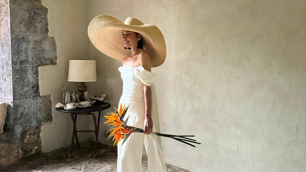 La boda en el País Vasco de Paula, la novia viral con vestido drapeado y pamela XXL que enamora a Instagram