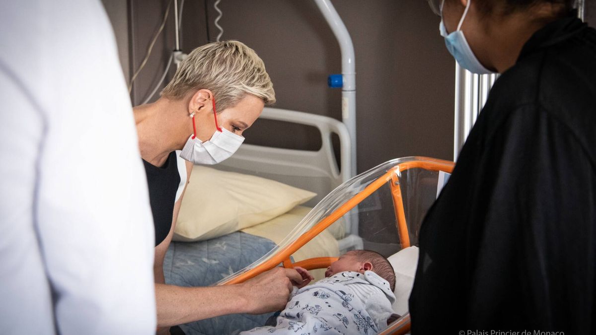 Sonrisas y buenos recuerdos: Charlène de Mónaco vuelve al hospital donde dio a luz