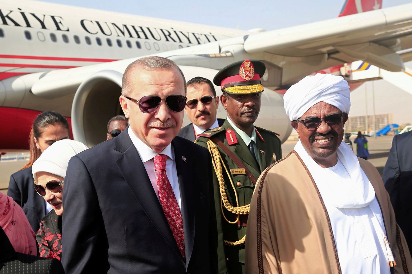 El presidente turco Recep Tayyip Erdogan es recibido por el sudanés Omar Al Bashir durante su visita oficial a Sudán, el 24 de diciembre de 2017. (Reuters)