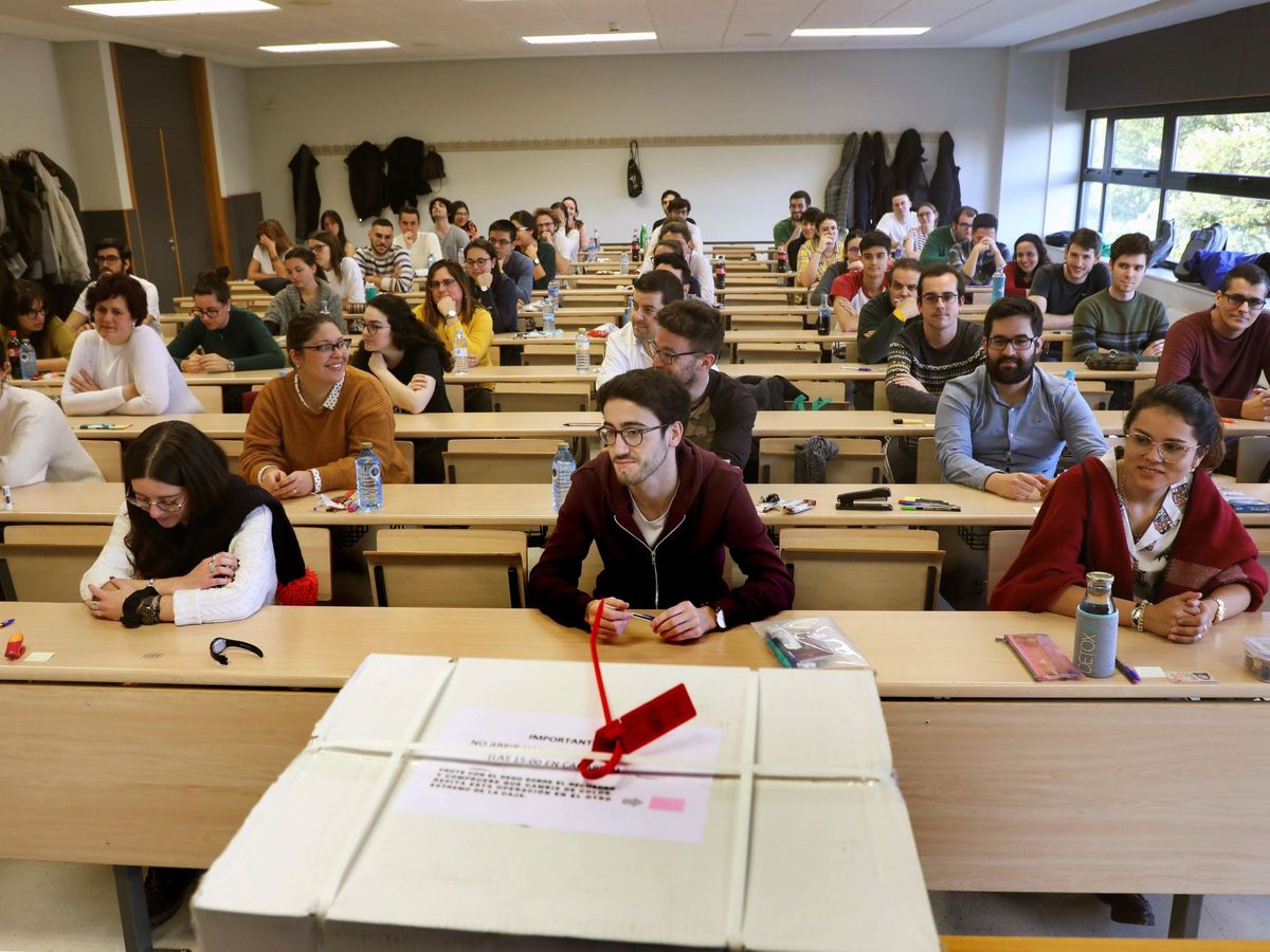 Foto: Aspirantes a MIR antes de hacer el examen el pasado 21 de enero, en la UCM. (EFE/Xoan Rey)