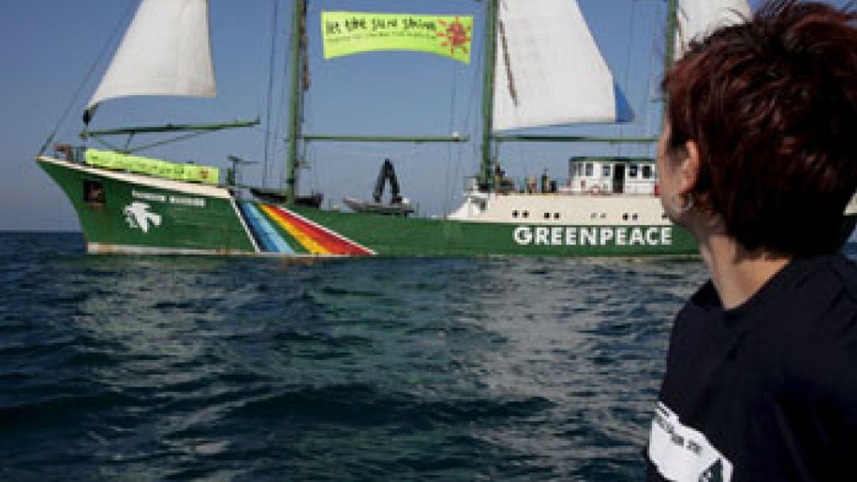 El 'Rainbow Warrior' de Greenpeace llega al puerto de Sagunto para presentar la campaña para recuperar el Mediterráneo