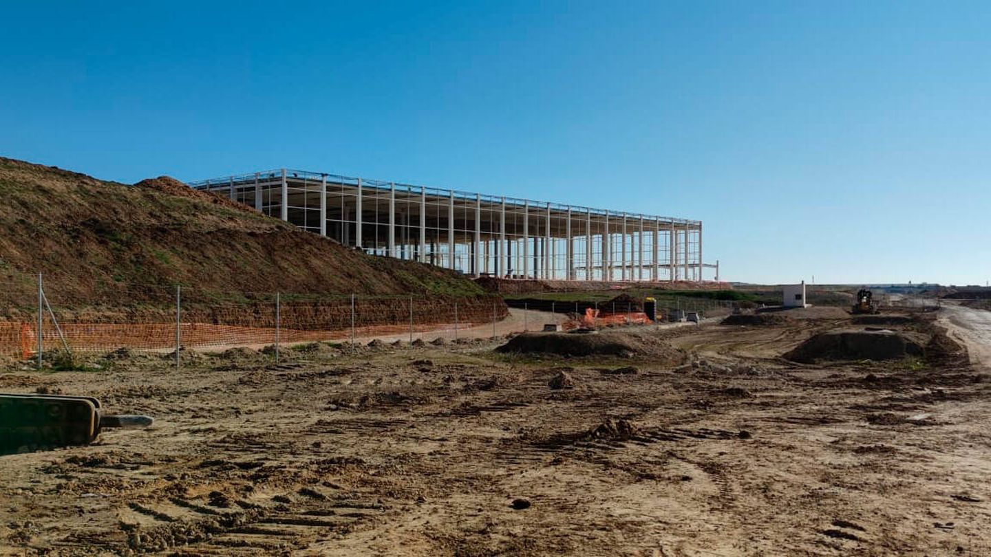 Vista del centro de Amazon en construcción en la Plataforma Logística de Badajoz. (A.A)