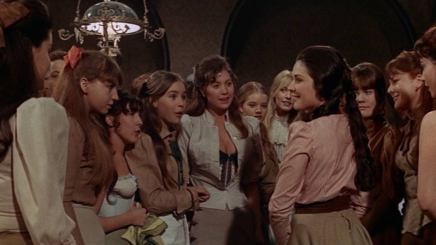 Chicas malas pasadas de vueltas en la cinta de terror victoriano 'La residencia'. (Sky)
