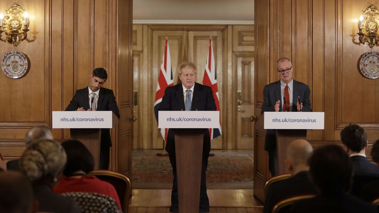 Patrick Vallance, a la derecha de Boris Johnson. (Reuters)