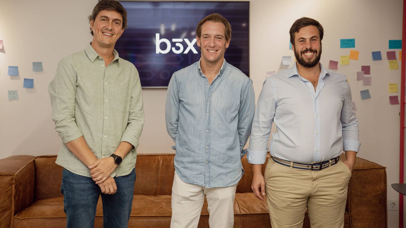 Foto: Los fundadores de Bnext, Juan Antonio Rullán y Guillermo Vicandi, y el responsable de personal de la firma, Javier Sobrino. (Cedida)