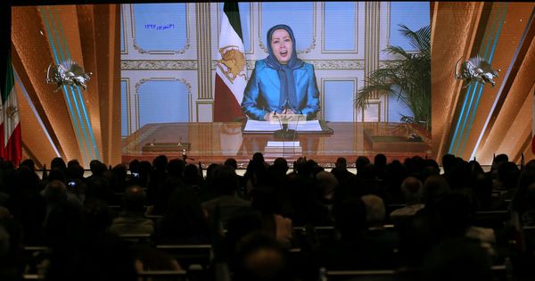 Foto: Maryam Rajavi, presidenta del Consejo Nacional de Resistencia de irán, da un discurso por videoconferencia durante la Cumbre sobre el Levantamiento en Irán en Nueva York, el 22 de septiembre de 2018. (Reuters)