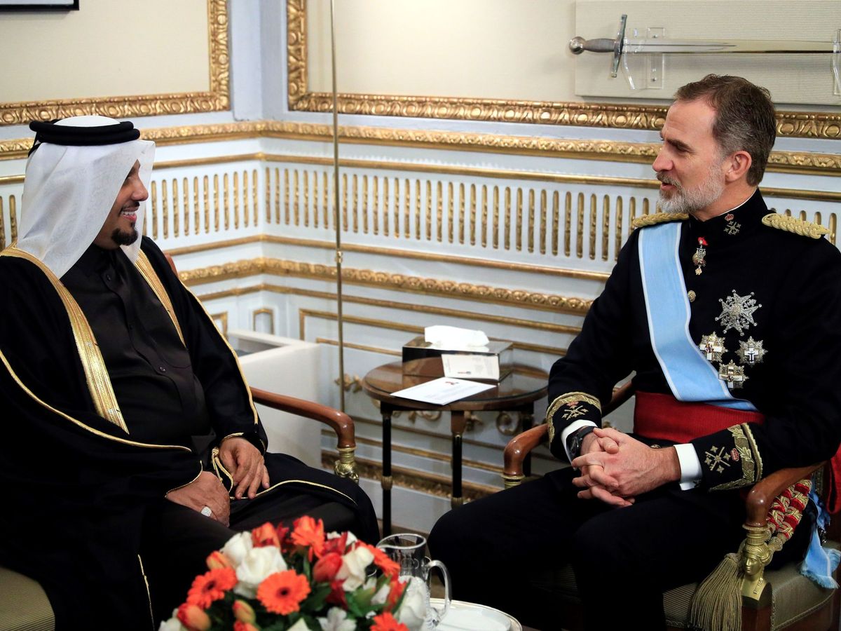 Foto: El rey Felipe VI conversa con el nuevo embajador de Qatar en España, Abdulla Bin Ibrahim Abdulrahman Sultan Al Hamar, el pasado enero. (EFE)