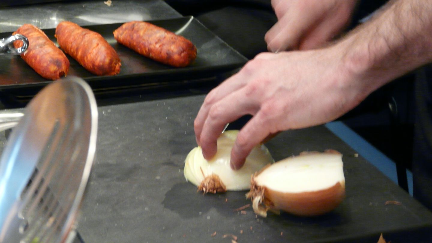 Corta la cebolla sólo por arriba, y después en dos mitades, permite picarla sin desparramar.
