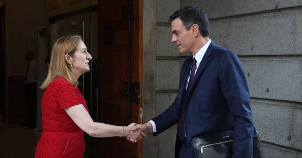 Foto: Pedro Sánchez saluda a la presidenta del Congreso, Ana Pastor, a su llegada a la Cámara Baja, este 5 de julio. (Moncloa)