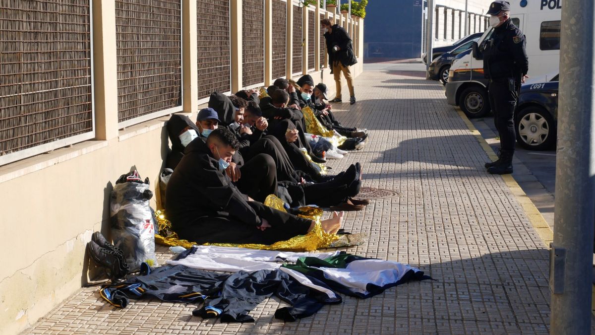 Rescatados 11 inmigrantes de origen magrebí tras caer de una patera en Melilla