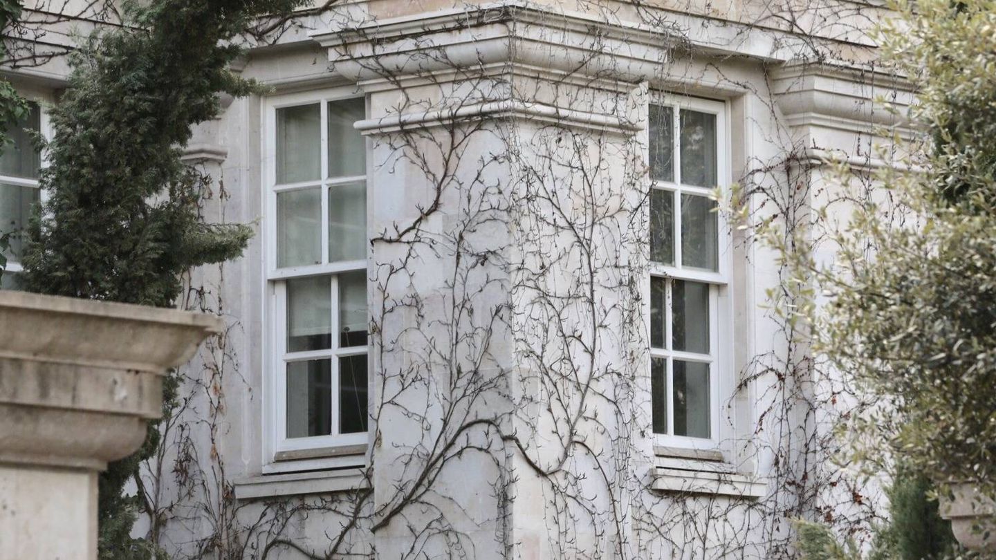 La vegetación cubre parte de la fachada de la casa. (J. Martín)