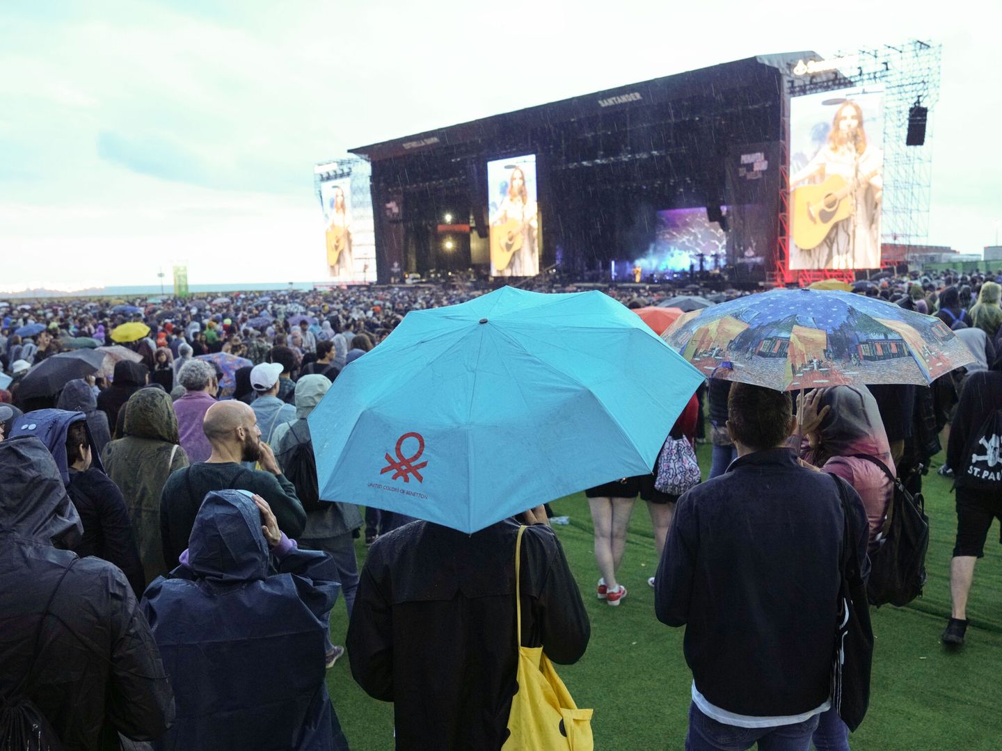 Llovió durante el concierto de PJ Harvey en Primavera Sound (EFE/Alejandro García)