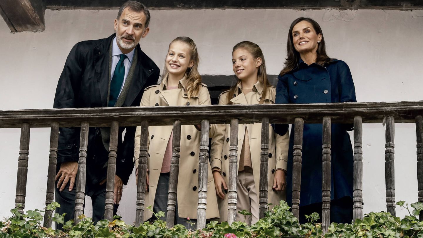 Una imagen de archivo de los Reyes de España con sus hijas. (Getty)