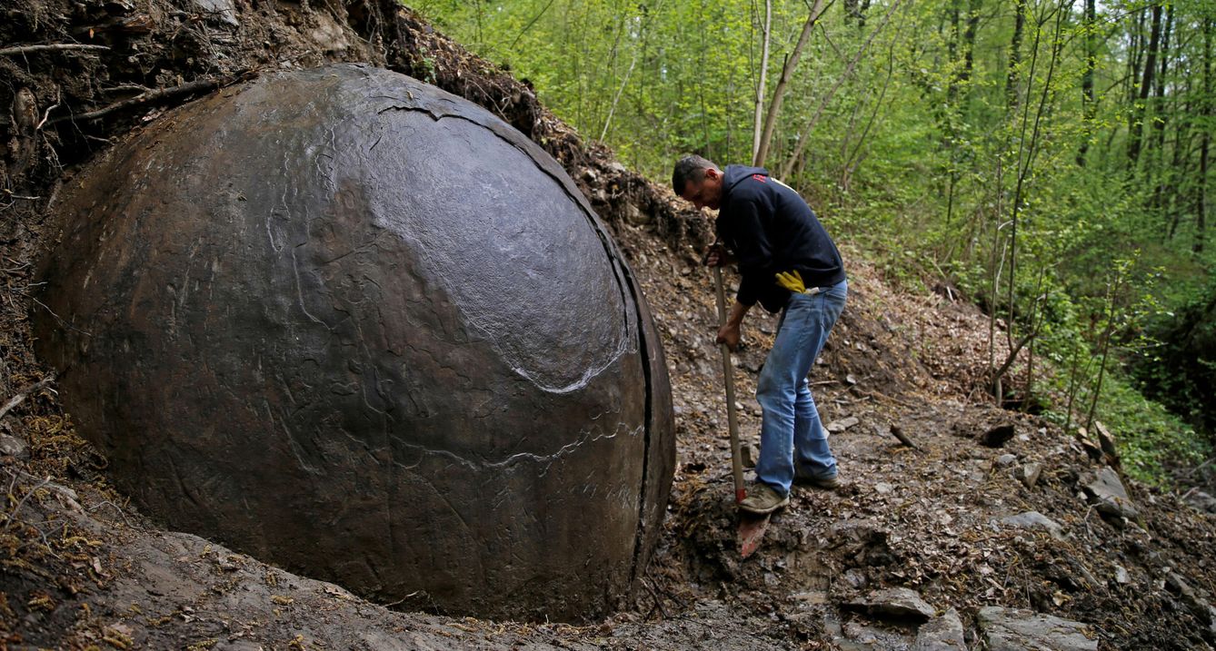 Suad Keserovic, colega de Osmaganic, limpia la esfera. (Reuters/Dado Ruvic)