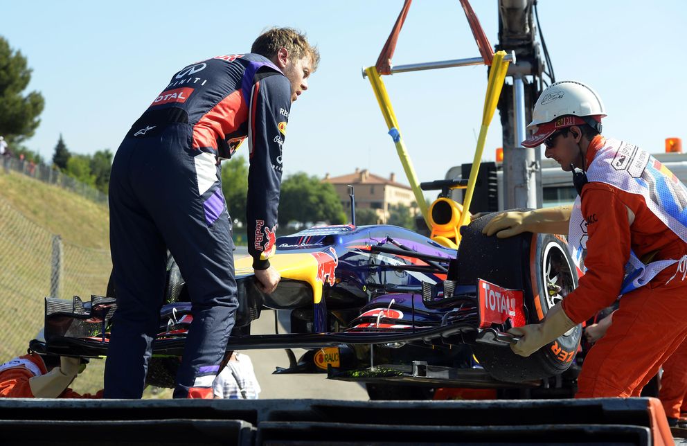 Vettel ayuda a remolcar el RB10. (AP)