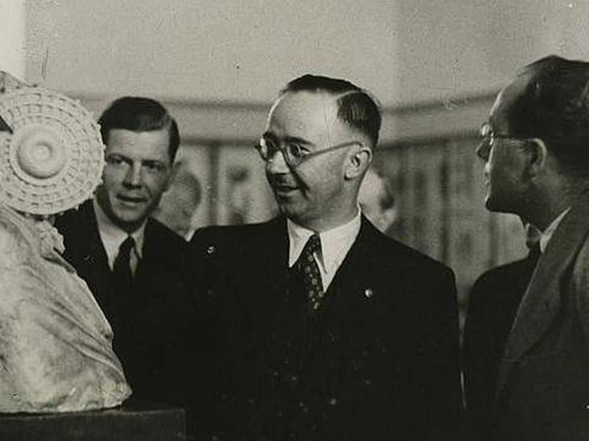 Foto: El jefe de las SS, Heinrich Himmler, contempla la Dama de Elche en el Museo Arqueológico Nacional de Madrid tras el canje de Franco con el mariscal Pétain.