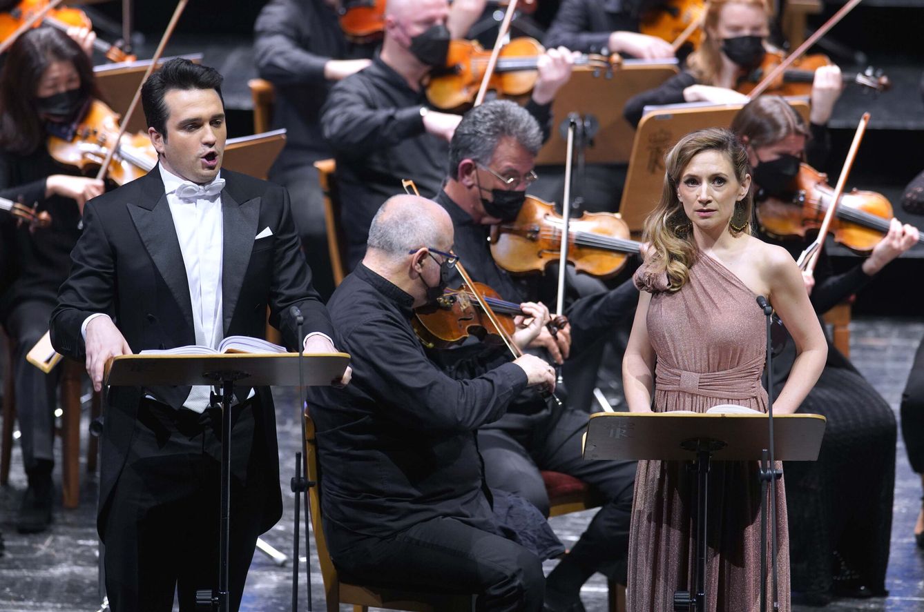 El tenor Xabier Anduaga y la soprano francesa Sabine Devieilhe, durante su actuación. (EFE) 