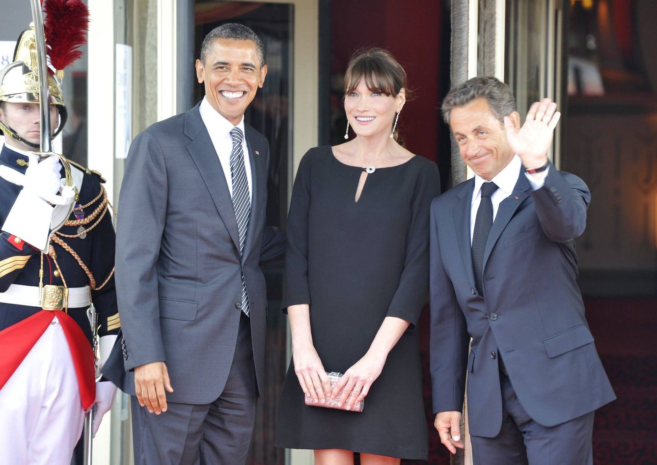 Nicolas Sarkozy y su esposa, Carla Bruni-Sarkozy, reciben al presidente estadounidense Barack Obama en el marco de la cumbre del G8, celebrada en la localidad francesa de Deauville, el 26 de mayo de 2011. (EFE)