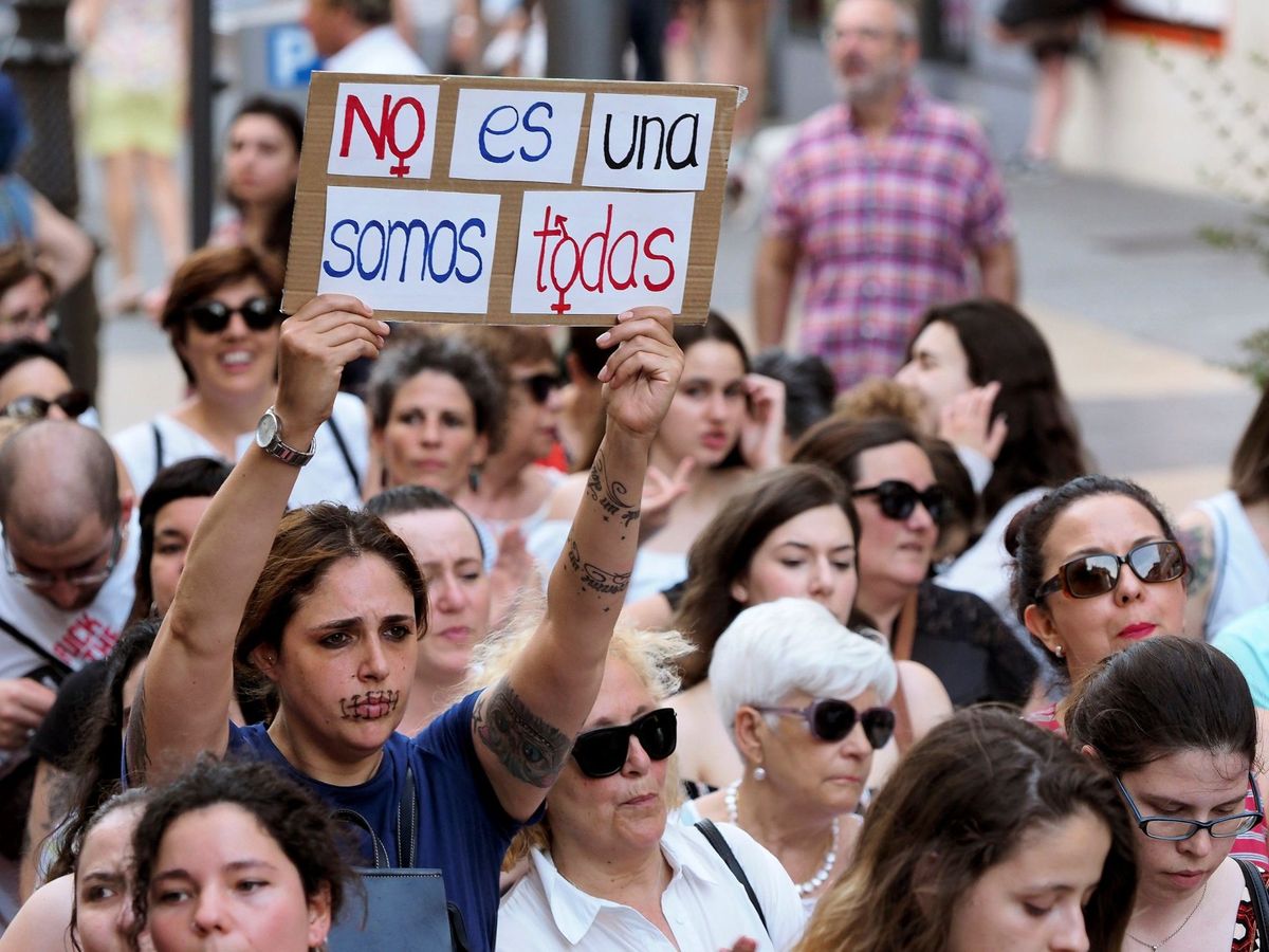 Foto: Manifestación en 2018 en Valladolid en protesta por la puesta en libertad bajo fianza de los cinco miembros de la Manada. EFE / R. García