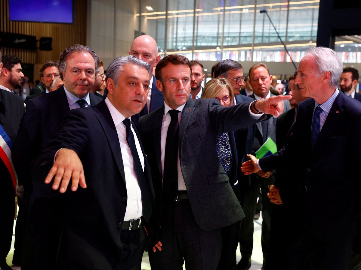 Foto: El CEO de Renault, Luca de Meo, y Emmanuel Macron. (EFE/Gonzalo Fuentes)