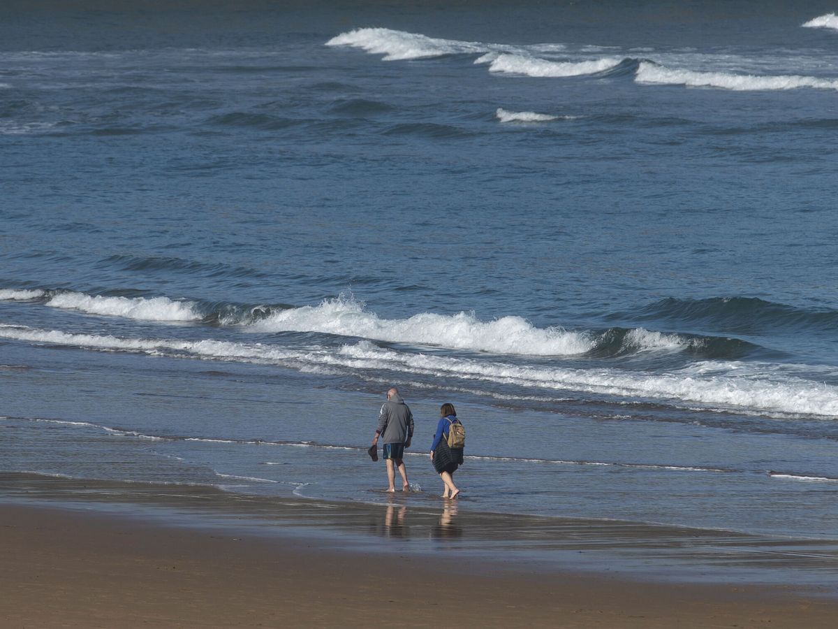 Foto: Caminar descalzo por la playa está lleno de beneficios: así te puede ayudar a mejorar tu salud. (EFE / Pedro Puente Hoyos)