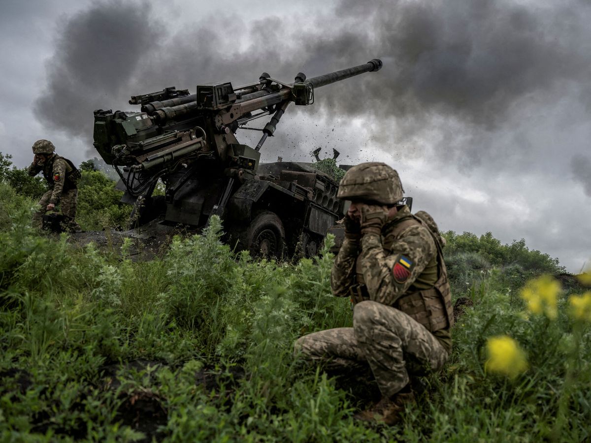 Foto: Soldados ucranianos combaten cerca de Avdiivka. (Reuters/Viacheslav Ratynskyi)