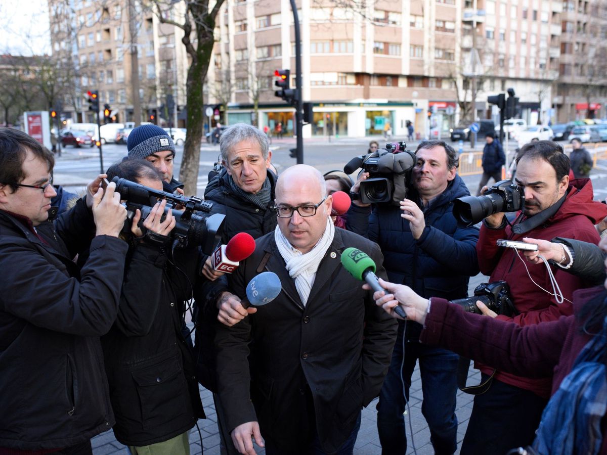 Foto: Alfredo de Miguel, rodeado de periodistas a su llegada este viernes al Palacio de Justicia de Vitoria. (EFE)