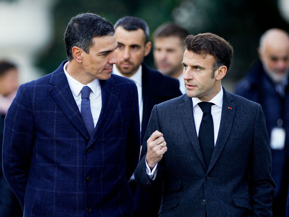 Foto: El presidente del Gobierno, Pedro Sánchez, y el presidente francés, Emmanuel Macron, a su llegada a la cumbre hispano-francesa este jueves. (EFE/Alberto Estévez)