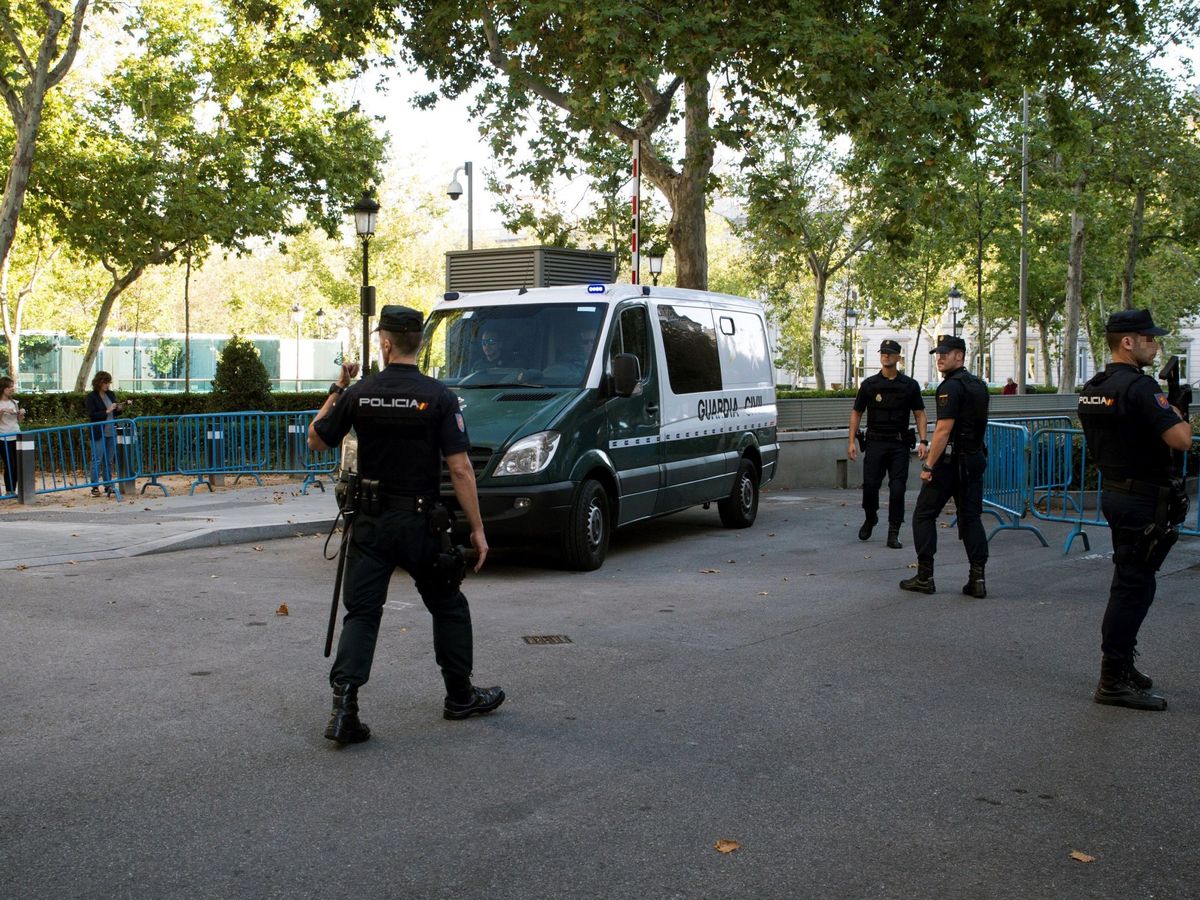 Foto: Un vehículo de la Guardia Civil en el traslado de siete miembros de los CDR detenidos el 26 de septiembre. (EFE)
