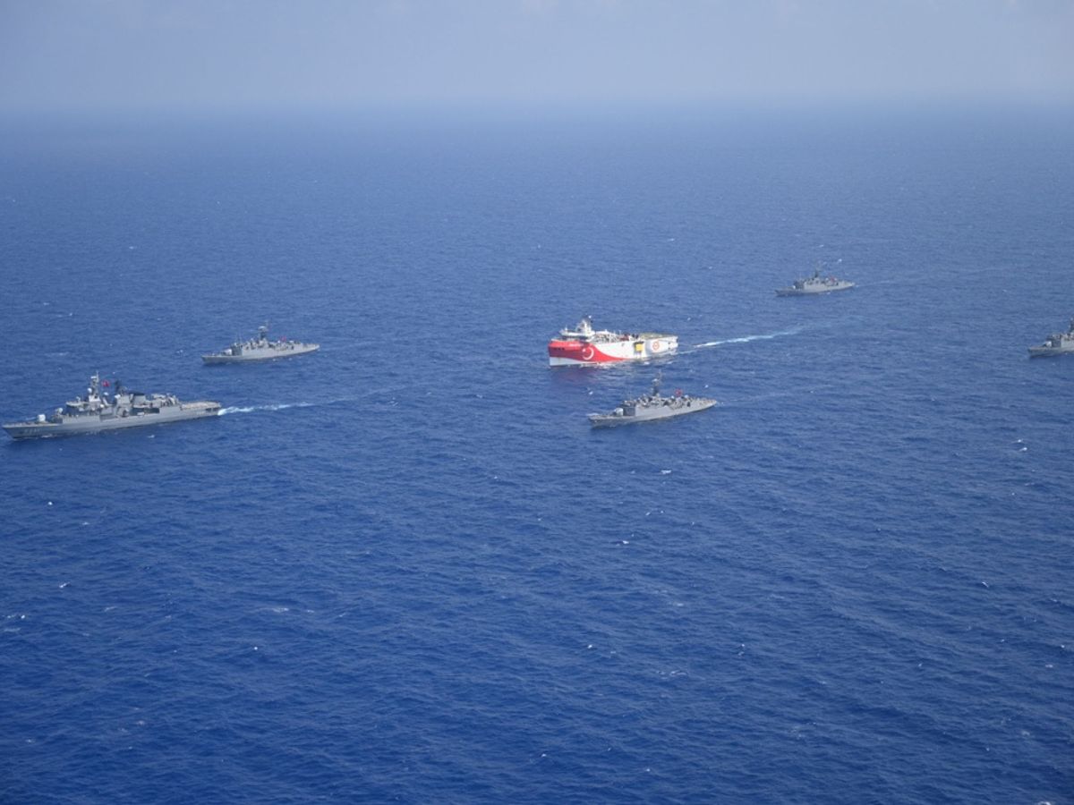 Foto: El barco de investigación turco Oruc Reis en el Mediterráneo escoltado por varios barcos militares. (Reuters)
