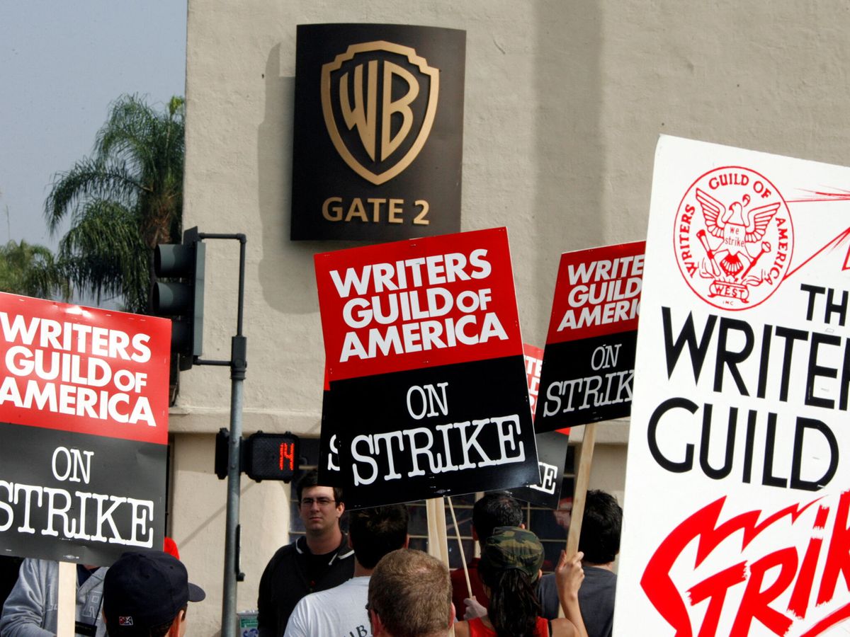 Foto: Manifestación de los guionistas frente a un estudio de Hollywood. (Reuters/Fred Prouser)