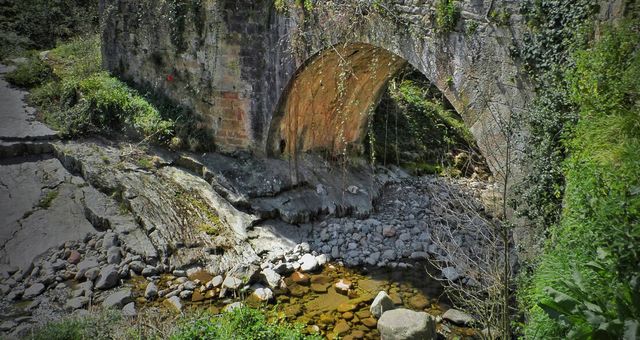 Imagen del puente de piedra sobre el río. (Turismo de Cantabria)