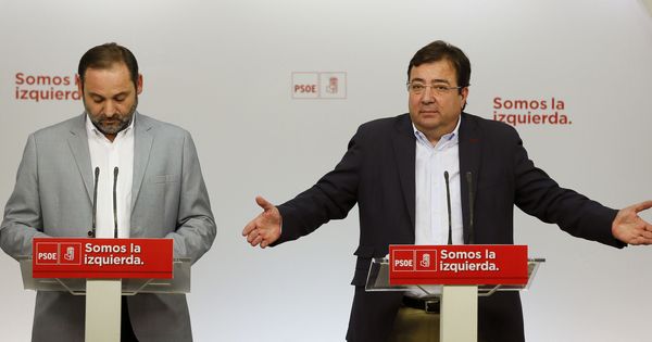 Foto: El extremeño Guillermo Fernández Vara (d) y el secretario de Organización del PSOE, José Luis Ábalos, el pasado 3 de julio en Ferraz. (EFE)