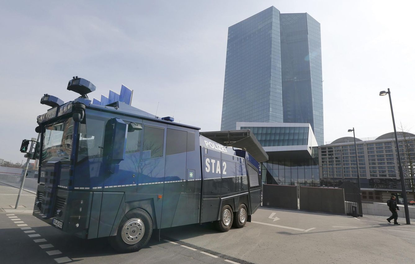 Furgón policial junto a la nueva sede del BCE en Fráncfort. (Reuters)