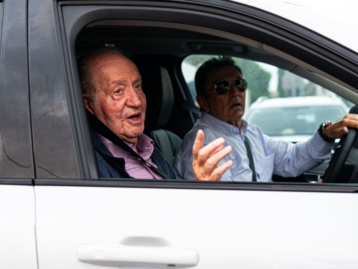 Foto: El rey Juan Carlos (i) saluda a su salida en coche de casa de Pedro Campos. (Elena Fernández / Europa Press)