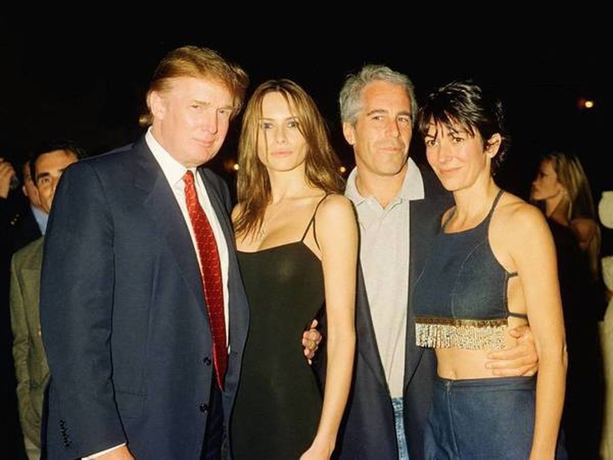 Foto: Foto de archivo de Donald Trump, Melania Trump, Jeffrey Epstein y Ghislaine Maxwell (d). (Netflix)