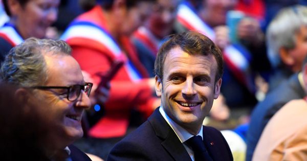 Foto: El presidente francés, Emmanuel Macron (centro), junto al presidente de la Asamblea Nacional, Richard Ferrand. (EFE)