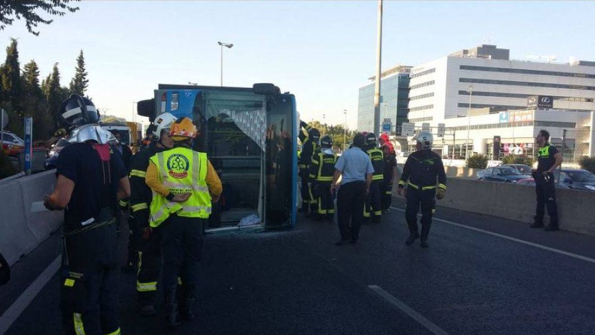 Una quincena de heridos tras volcar un autobús en Madrid