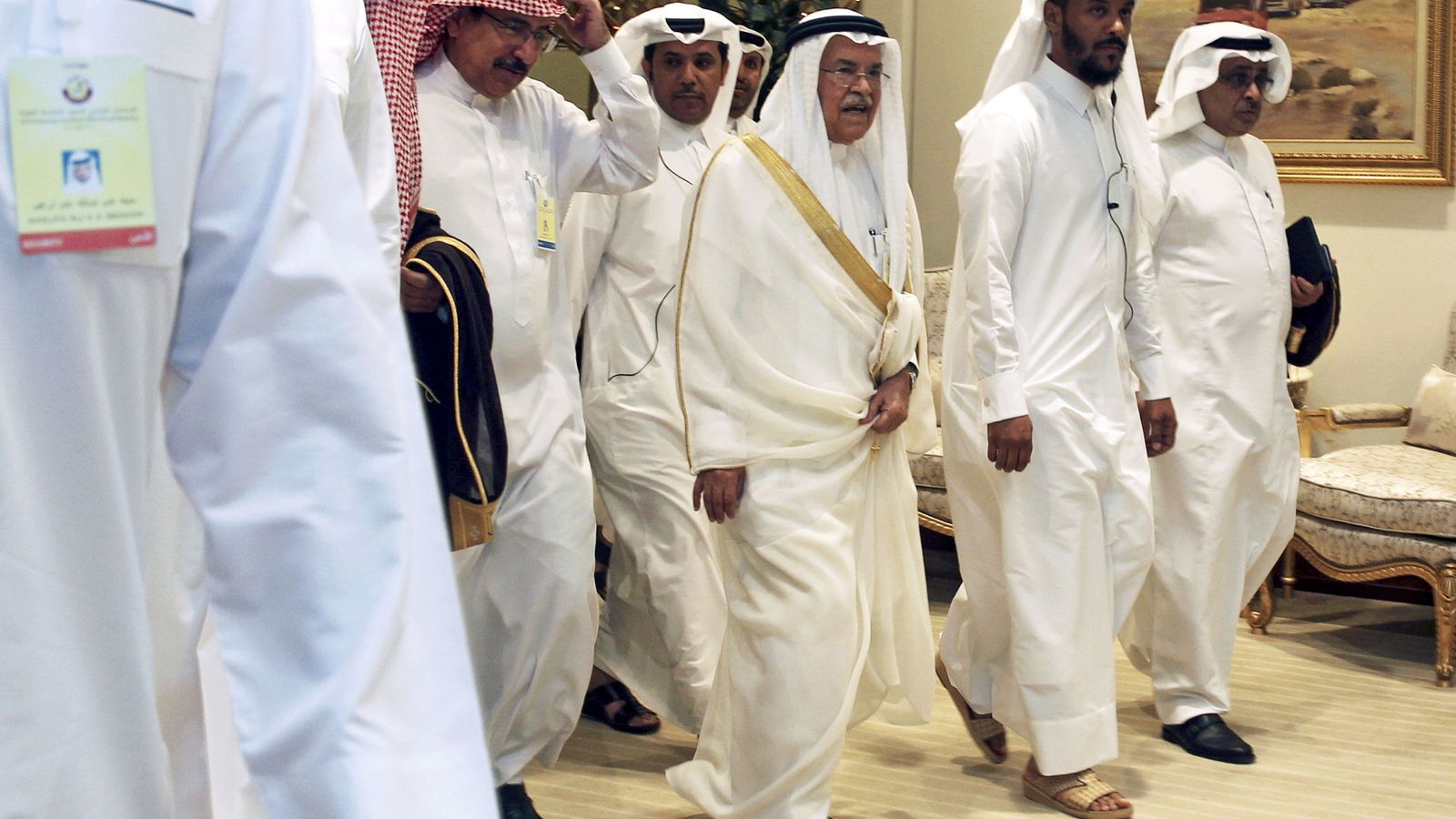 Foto: El ministro de petróleo de Arabia Saudí, Ali al-Naimi, junto a miembros de la OPEP (Reuters)