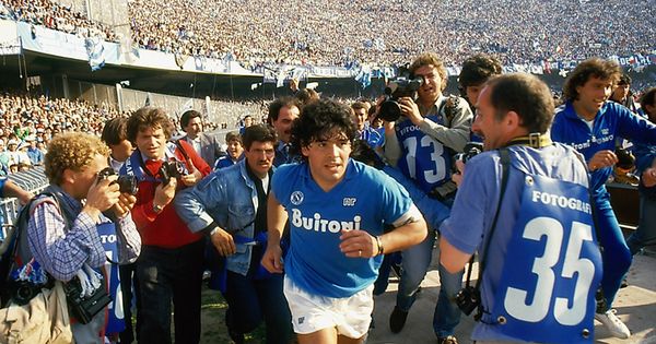 Foto: Diego Maradona sale al campo, en un fotograma del documental de Asfi Kapadia 'Diego Maradona'
