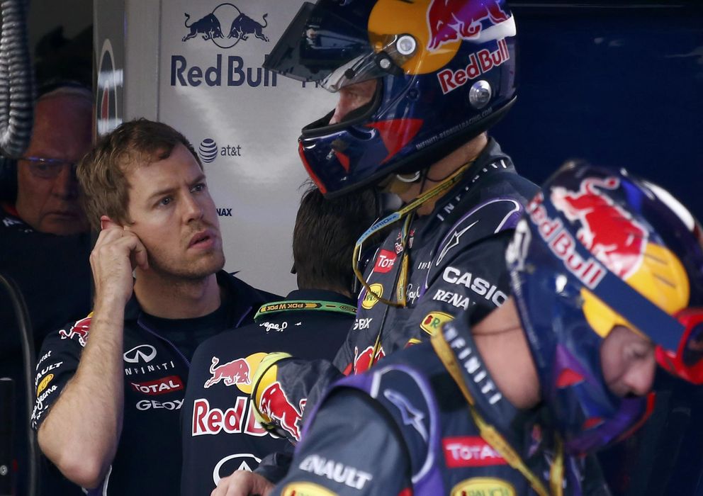 Foto: Vettel viendo la carrera desde el box de su equipo.