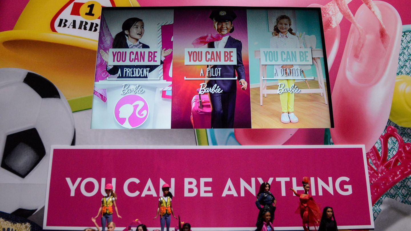 Cartel promocional de Barbie en el 14 North American International Toy Fair en Nueva York. (Reuters)