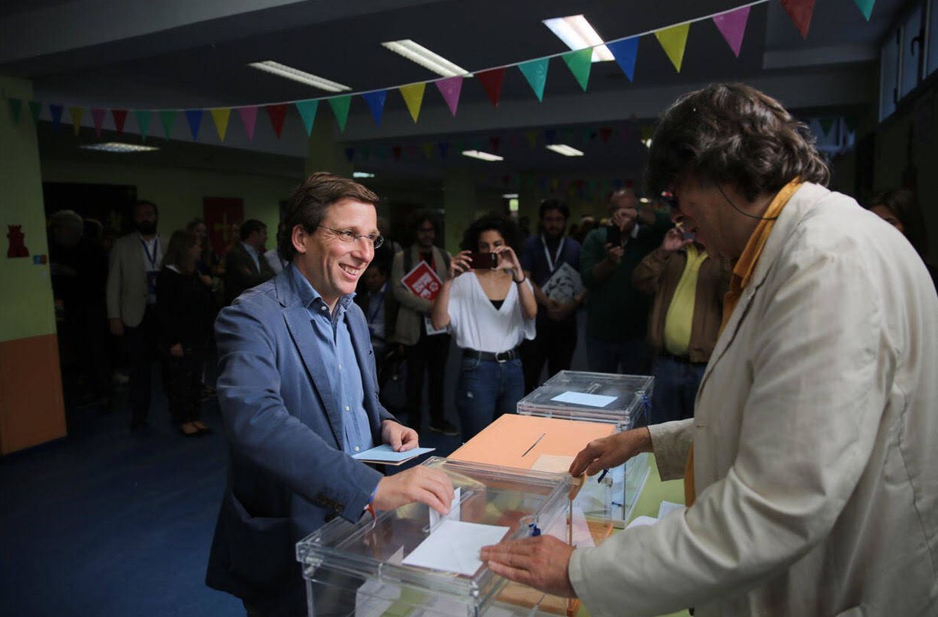 José Luis Martínez Almeida vota en Madrid. (Pedro Ruíz)