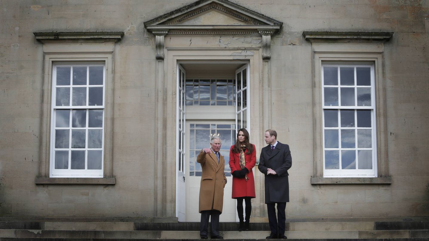 Los duques de Cambridge visitan Dumfries House junto al príncipe Carlos. (Getty) 